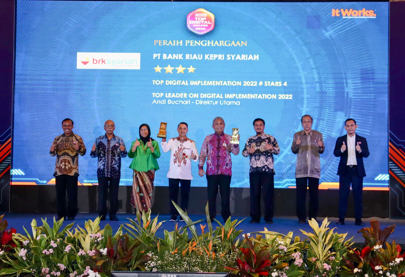 BRK Syariah Raih 2 Penghargaan Top Digital Award 2022 Majalah It Works