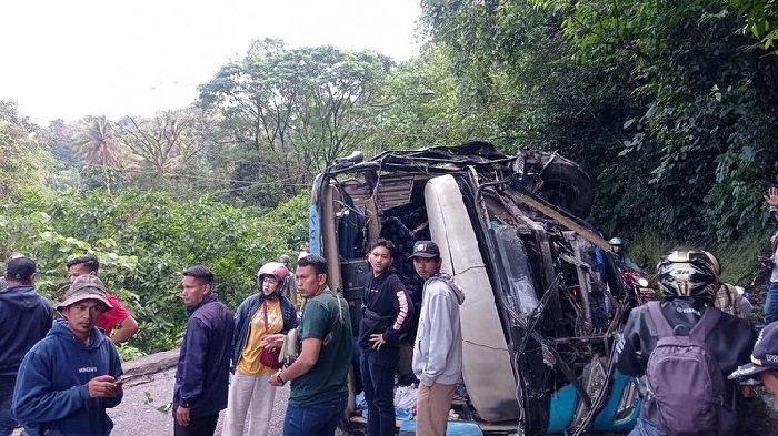 Bus Diduga Bawa Mahasiswa Universitas Riau Terbalik di Padang Panjang, Melintang di Tengah Jalan