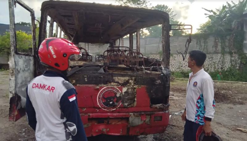 Bus Berlogo PDIP Dibakar 2 Bocah Sekolah Dasar Karena Dianggap Angker