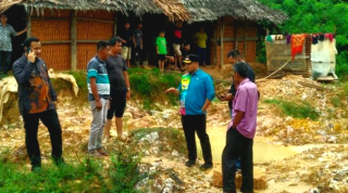 Rumah Hancur Kena Longsor di Tenayan Raya Diperbaiki Swadaya Masyarakat