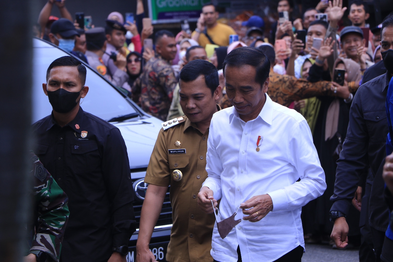 Jokowi Sambangi Pasar Bawah Pekanbaru, Ribuan Masyarakat Datang Ingin Lihat Langsung Presiden 