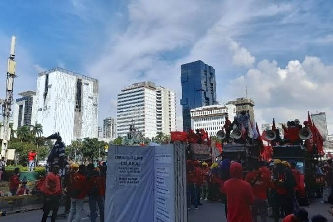 Tolak Perppu Cipta Kerja, Ribuan Massa Unjuk Rasa di Kawasan Patung Kuda Jakarta Pusat