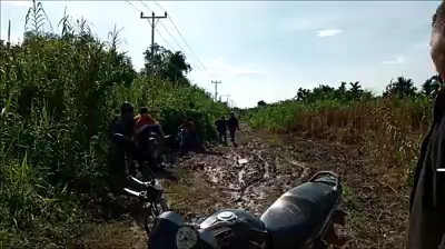 Jalan Penghubung Kecamatan Mandah Inhil Seperti Kubangan Kerbau, Warganet Menjerit Singgung Pemda
