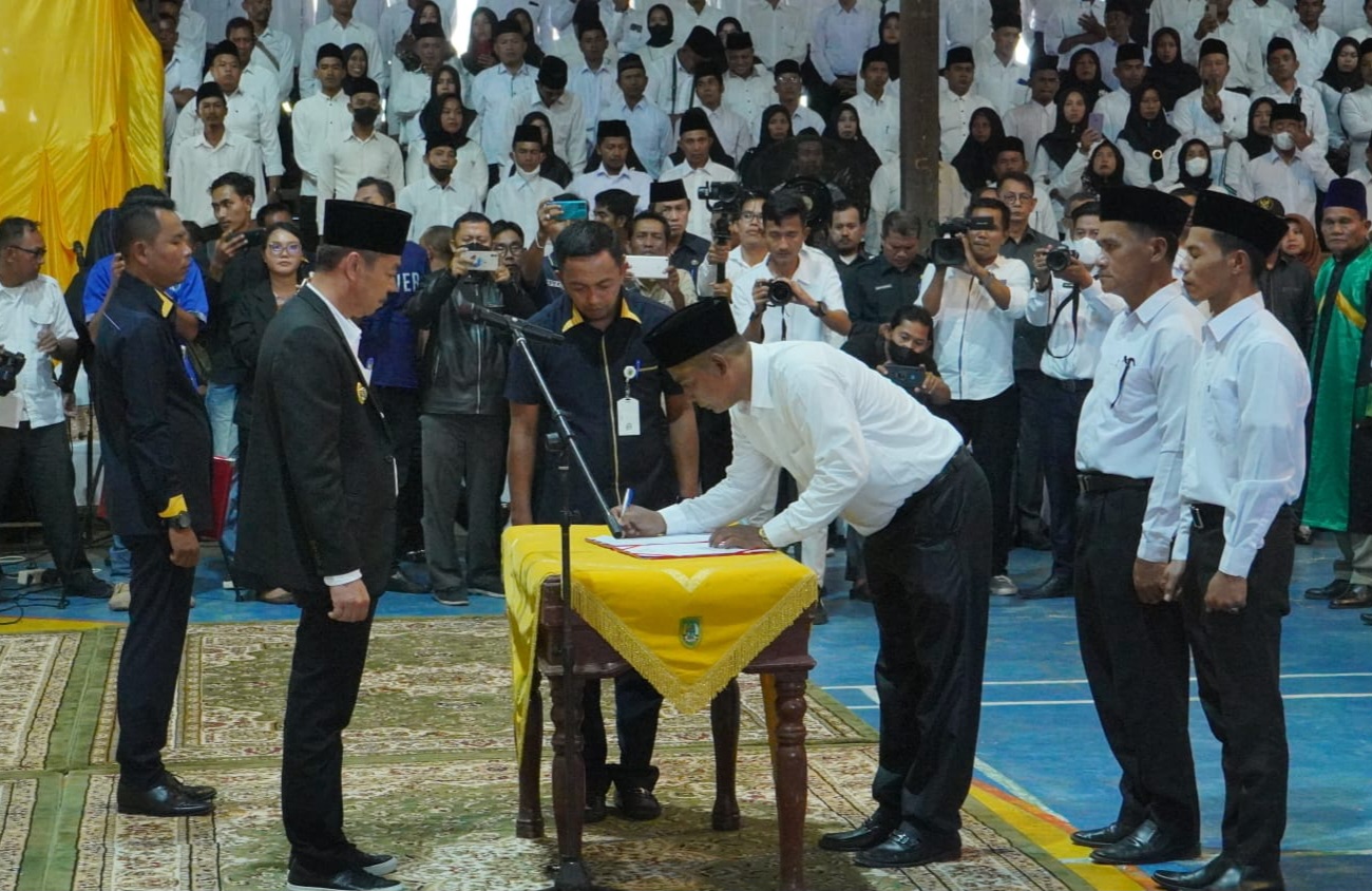 Pesan Bupati Afrizal Sintong Usai Lantik 938 Anggota BPKep Rohil: Saling Kerja Sama, Jangan Gontok-gontokan