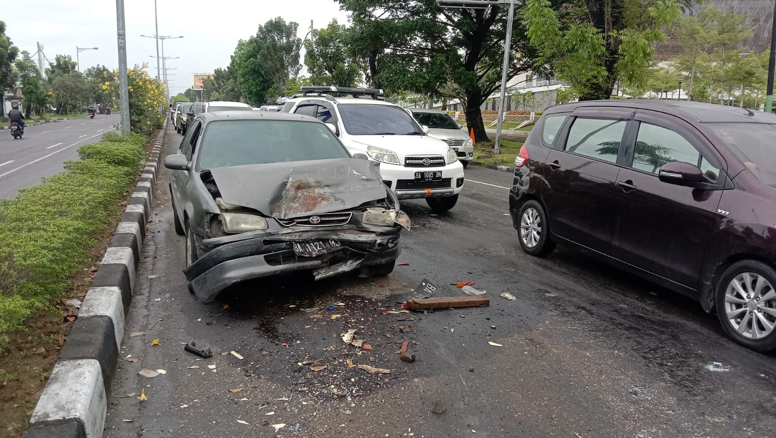 Kecelakaan Beruntun Terjadi di Depan Mesjid Raya Sumbar, 2 Orang Alami Luka-luka