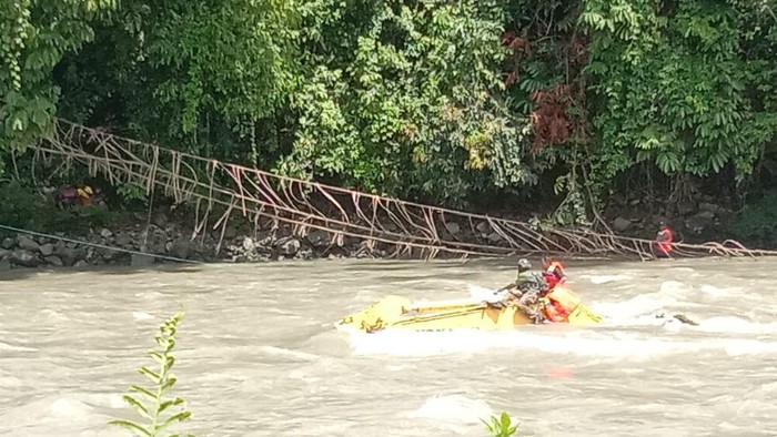 Satu Orang Prajurit TNI dan Tiga Personel Polri Hilang Imbas Jembatan Gantung Putus di Papua