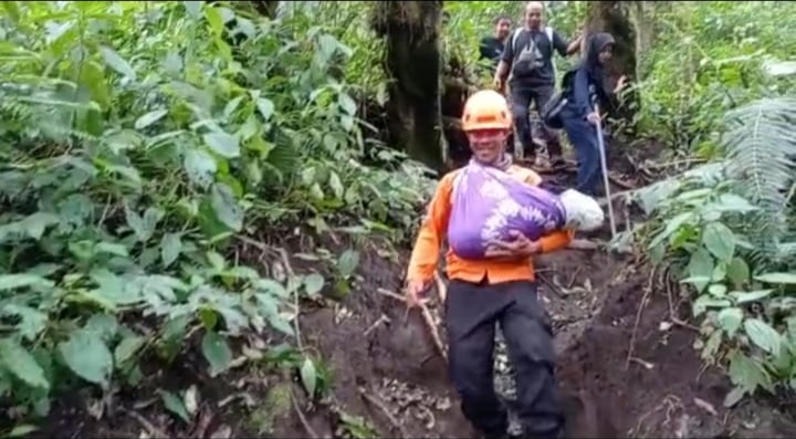 Seorang Perempuan Melahirkan di Jalur Pendakian Gunung Slamet, Butuh Waktu 3 Jam Untuk Evakuasi