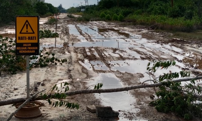 Akibat Aktivitas Truk Angkut Material, Jalan Dorak Ujung di Kepulauan Meranti Rusak Parah