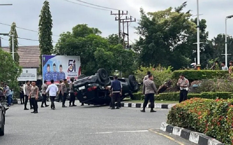 Mengaku Pusing, Mobil Pajero Sport Dokter Forensik RSUD Arifin Achamd Pekanbaru Hantam Tembok Tugu Bundaran Keris