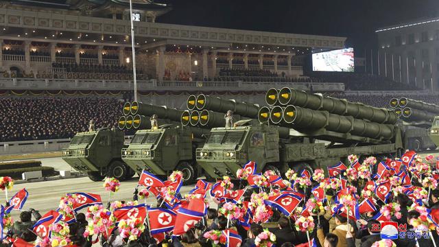 Buktikan Kemampuan Serangan Nuklir, Korea Utara Pamerkan Selusin Rudal Balistik di Parade Militer