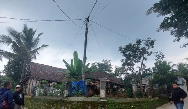 Warga Kabupaten Semarang Ditagih PLN Rp 4,3 Juta Usai Laporkan Tiang Listrik Miring di Depan Rumahnya