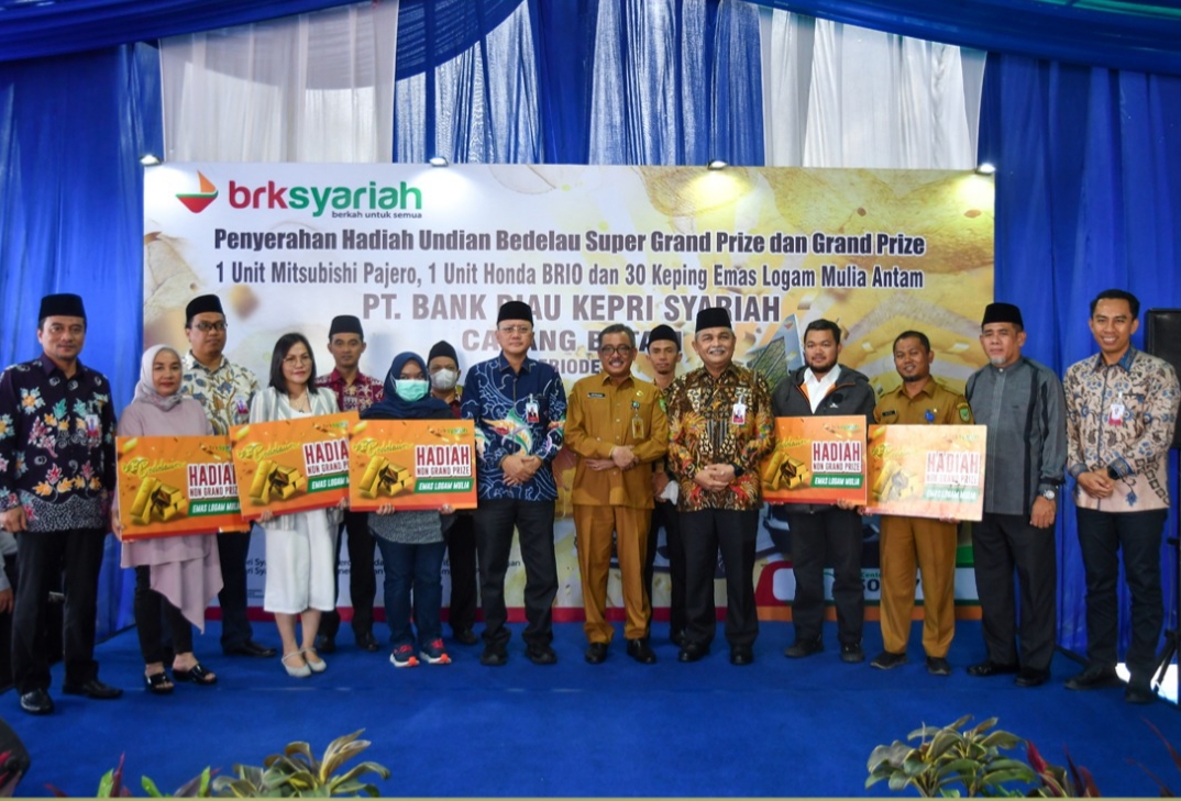 Bank Riau Kepri Syariah Berikan Hadiah Grand Prize Undian Bedelau Kepada Dua Orang Pemenang di Batam