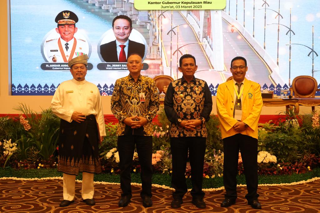 Jadi Narasumber Dalam Seminar Nasional S2 Manajemen Universitas Batam, Dirut BRK Syariah Bahas Bagaimana Perbankan dan Pemerintah Hadapi Ekonomi Globa