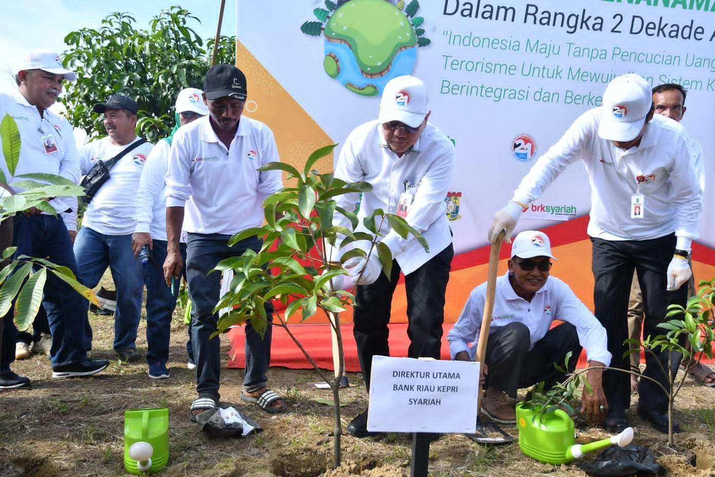 Peringati 2 Dekade Anti Pencucian Uang dan Pencegahan Pendanaan Terorisme, BRK Syariah Tanam 2.000 Bibit Pohon Buah di Desa Pulau Birandang