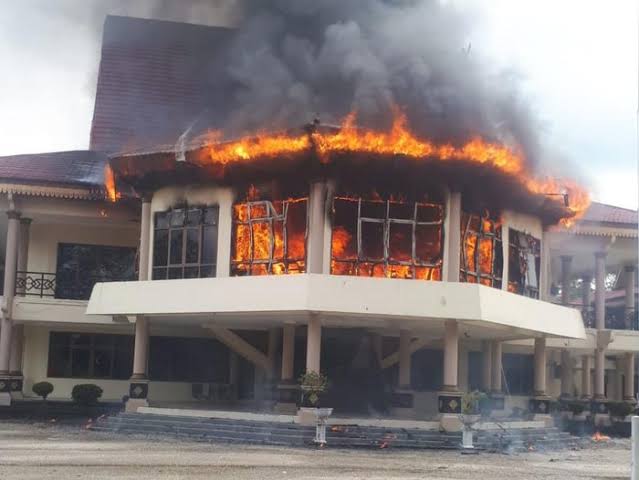 Sudah Dua Bulan Kantor DPRD Inhu Terbakar, Penyidik Periksa 8 Saksi