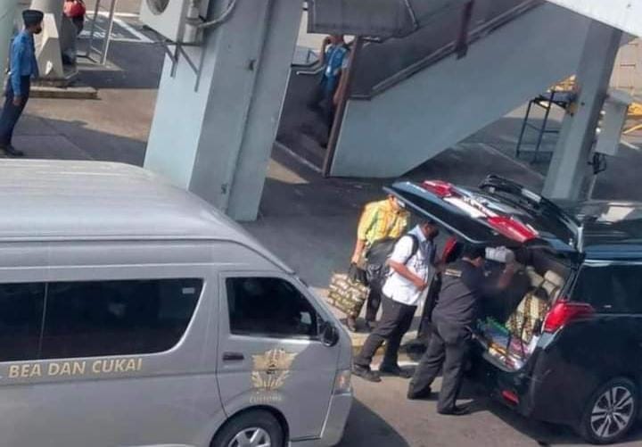 Ketahuan! Mobil Alphard Masuk ke Apron Bandara Soeta Ternyata Menjemput Menteri, Netizen Berteriak