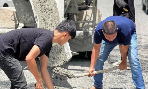 Sindir Pemda dan Keluarga Sekdaprov Riau Doyan Pamer Harta, Kelompok Pemuda Ini Perbaiki Jalan Rusak Pakai Duit Pribadi: Malu Gak Pak?