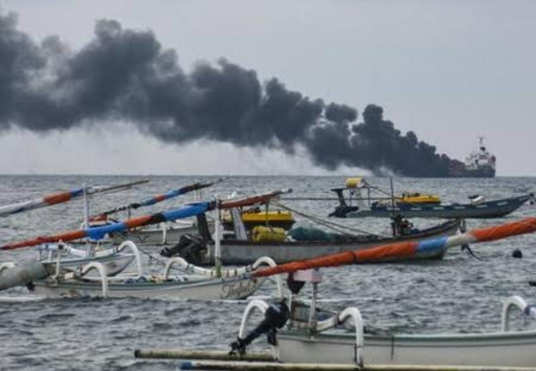 Pertamina Kena Musibah Lagi, Kapal Pembawa 5.900 Kilo Liter BBM Terbakar di Dekat Pelabuhan Mataram
