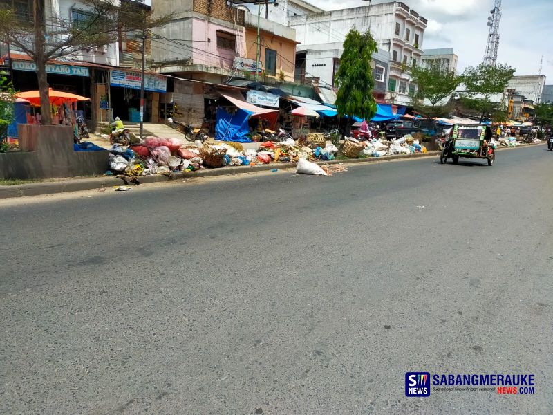 Sampah Menumpuk di Median Jalan Bagan Batu Gara-gara Petugas Kebersihan Telat Gajian