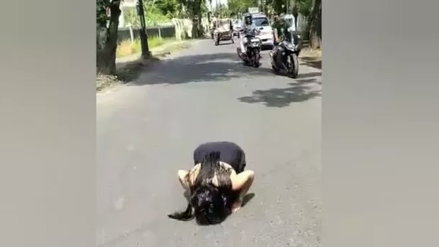 Viral Video Wanita Berkemben Sujud-Menari di Jalanan Medan, Begini Faktanya