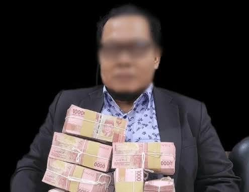 Heboh Foto Anggota DPRD Pelalawan Nazar Arnas Pamer Uang Ratusan Juta, Begini Ceritanya