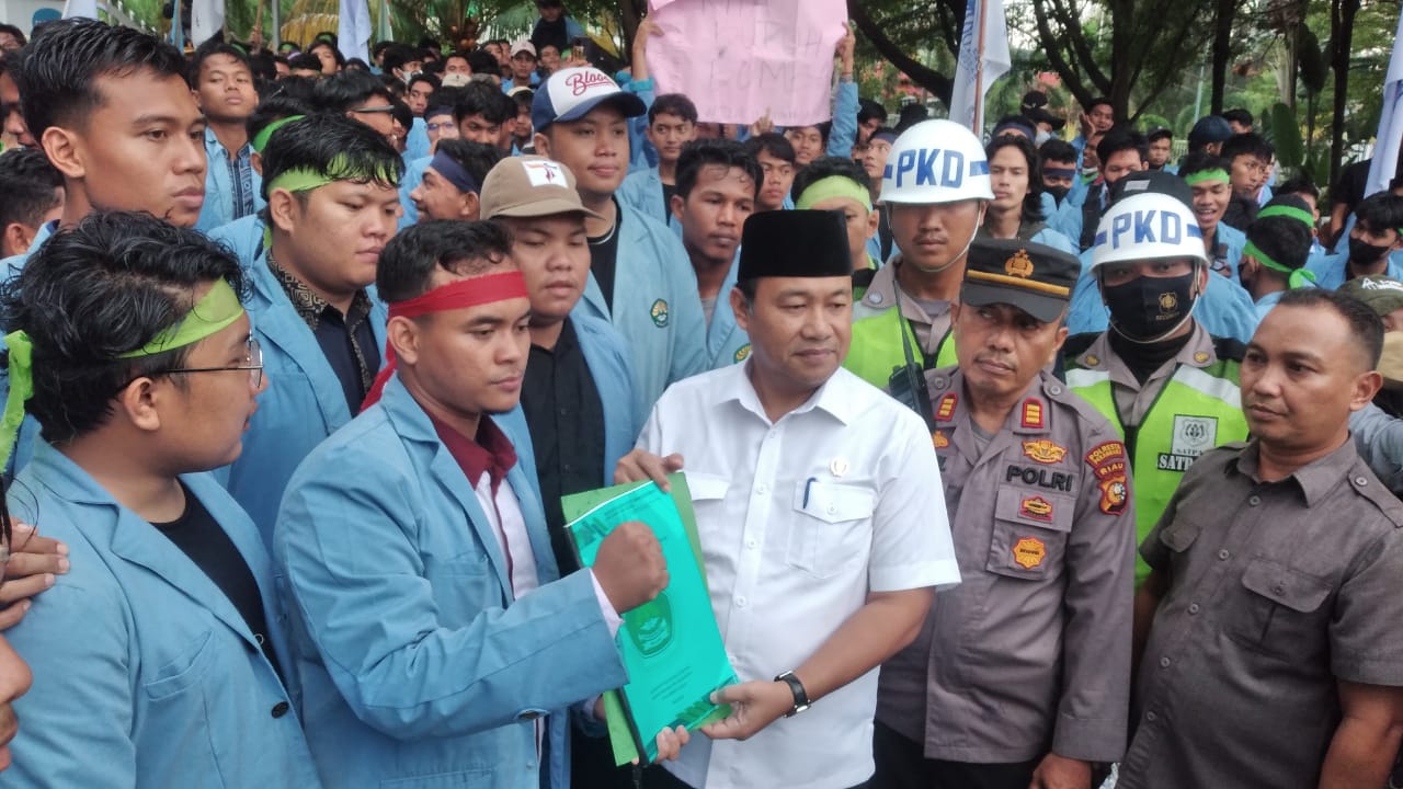 Tolak Pengesahan UU Cipta Kerja, Mahasiswa UNRI Demo di DPRD Riau
