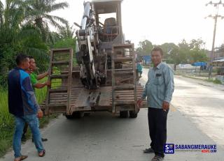 Warga Kirim Chat Keluhan Banjir ke WhatsApp Bupati Rohil, Alat Berat Langsung Diturunkan 