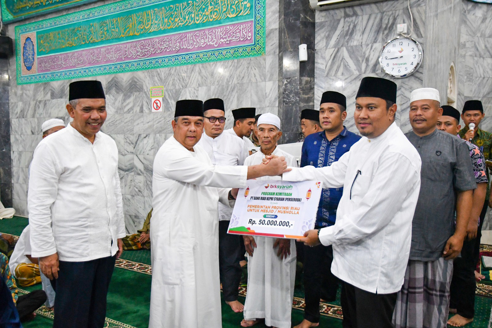 Safari Ramadan, BRK Syariah dan Pemprov Riau Serahkan CSR ke Masjid Al Falah dan Masjid Miaftahul Huda