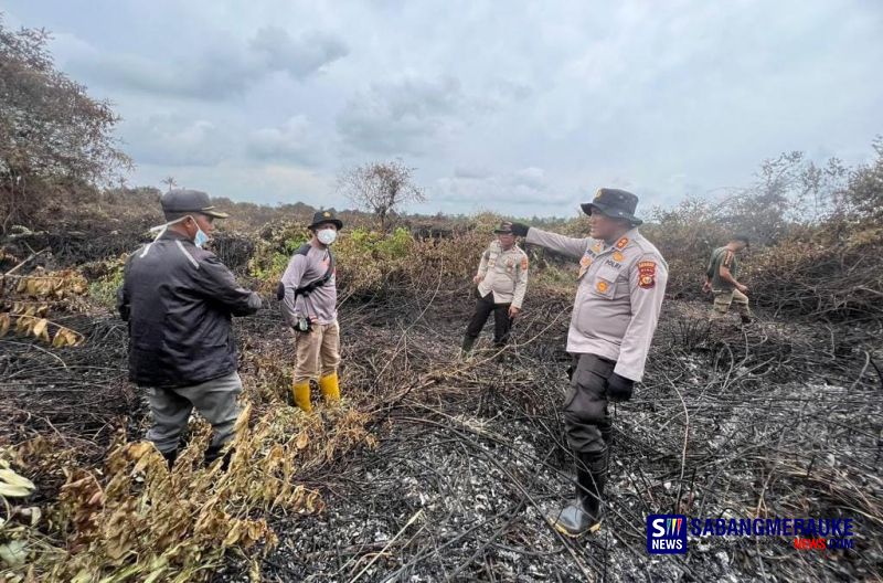 Kapolres Kepulauan Meranti Berjibaku Padamkan Karhutla di Pulau Merbau, Luasan Terbakar Capai 6 Hektare