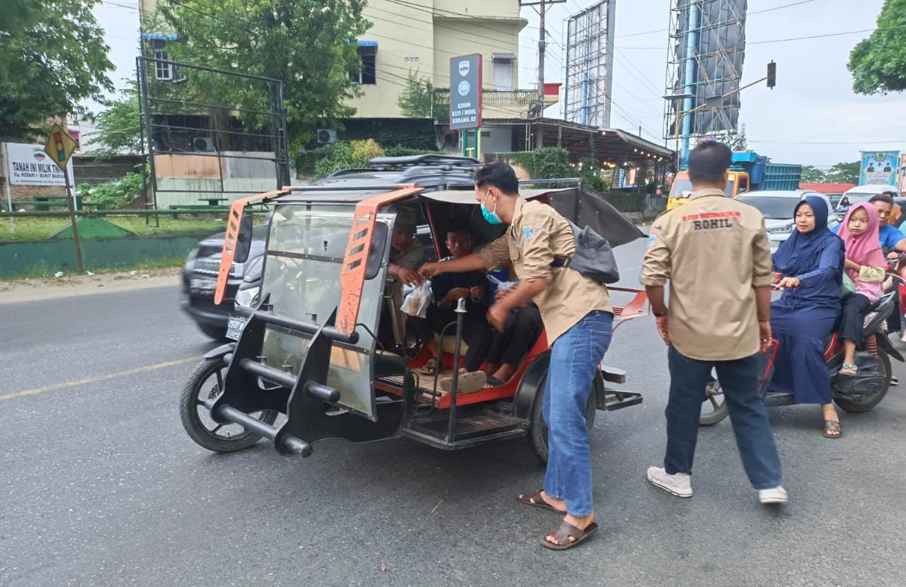 Ikatan Wartawan Online Rokan Hilir Bagi-bagi Takjil di Jalinsum