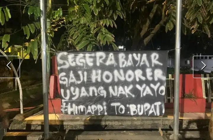 Mahasiswa Rohil Tebar Spanduk Kritik Dekat Rumah Dinas Bupati: Katanya Peduli Masyarakat, Kok Gaji Honorer Ditunda!