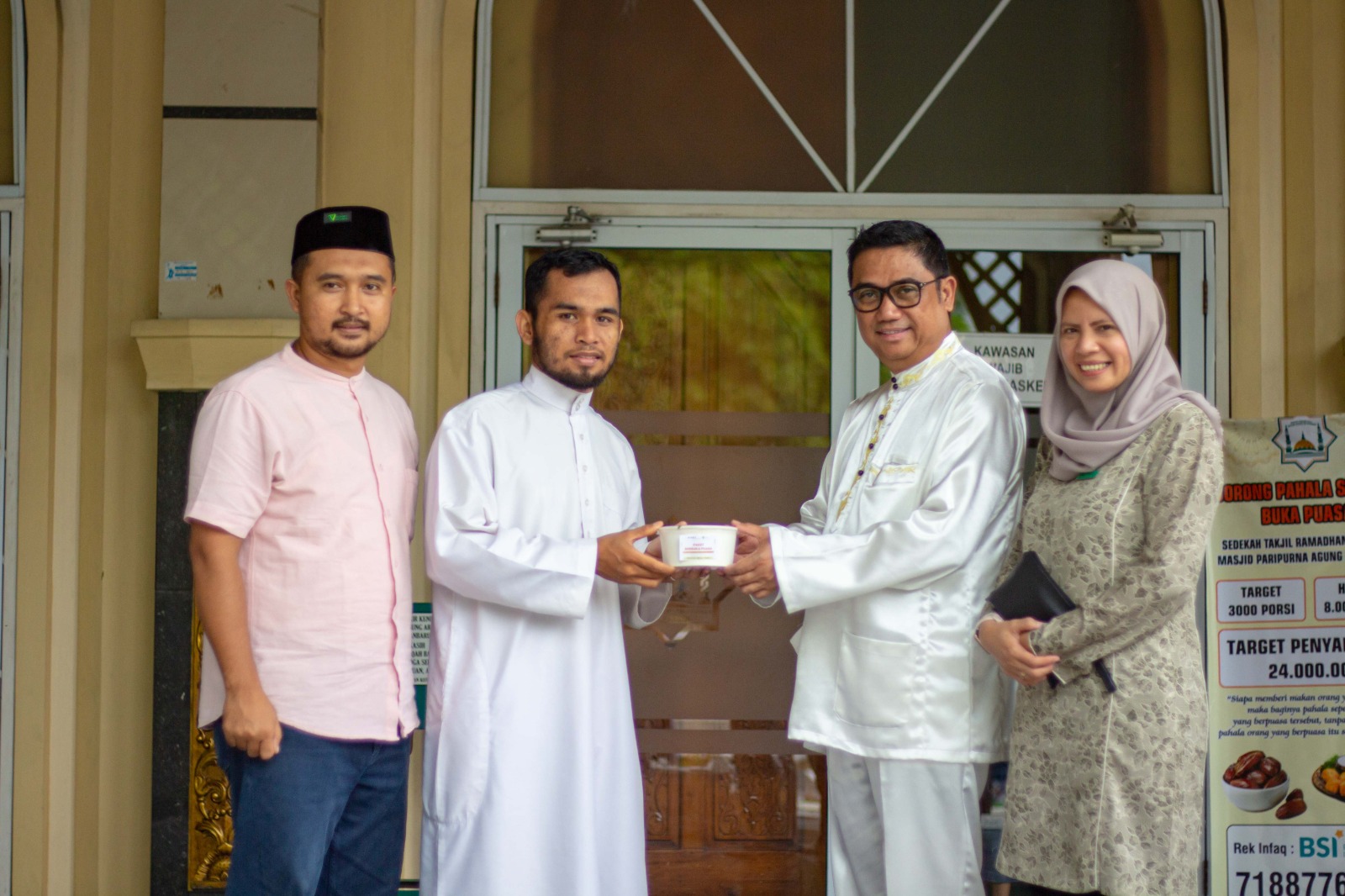 KHAS Pekanbaru Hotel-Dompet Dhuafa Riau Salurkan Paket Makanan Berbuka Puasa di Masjid Arrahman Pekanbaru
