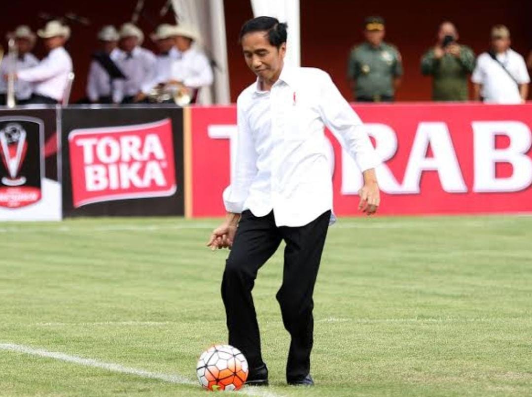 Ternyata 2 Minggu Jokowi Pusing Dibikin Urusan Bola, Ini Pengakuan Lengkapnya