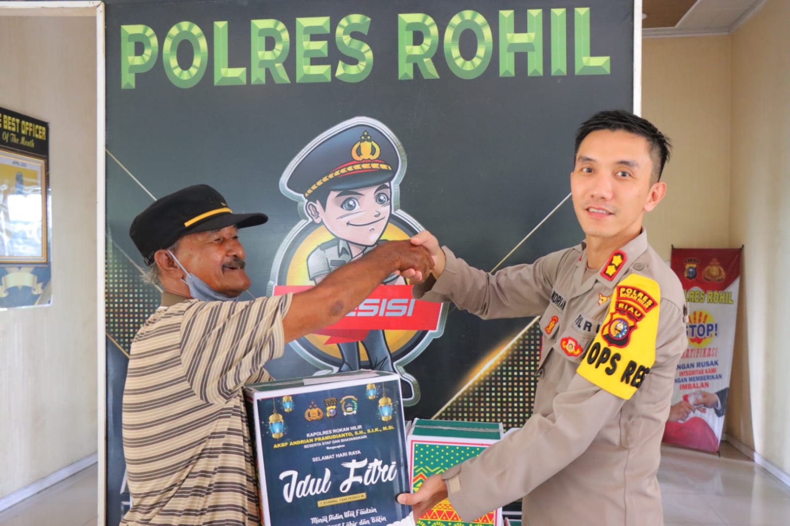 Kapolres Rohil Bagikan Paket Sembako Lebaran kepada Wartawan 