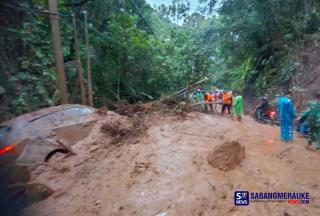 Jalan Lintas Riau-Sumbar Putus Akibat Longsor Dekat Jembatan Kelok Sembilan: Macet 5 Kilometer, 1 Mobil Tertimpa