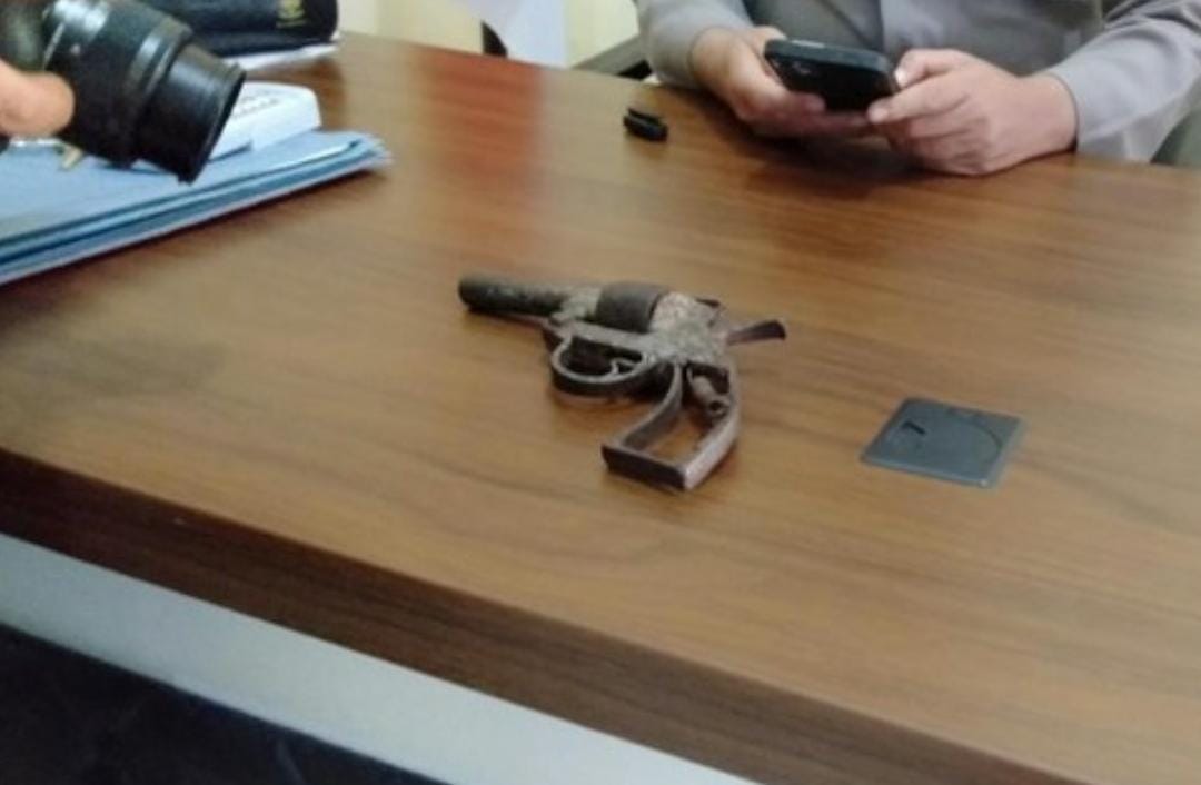 Siswa SD Santai Bawa Pistol Revolver ke Sekolah, Ternyata Ayahnya...