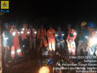 Petugas PLN Kerja Siang Malam Lakukan Perbaikan Isolator Tower Transmisi 150KV Jalur Rantau Parapat-Gunung Tua