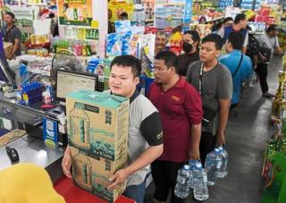 Gawat! Warga Malaysia Saling Rebut Borong Beli Air Kemasan, Panik Air Sungai Kering