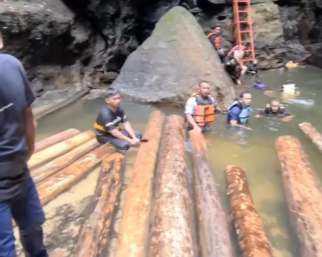 Heboh! Kayu Ilegal Logging Muncul di Sungai Objek Wisata Gulamo: Bahaya Nih!