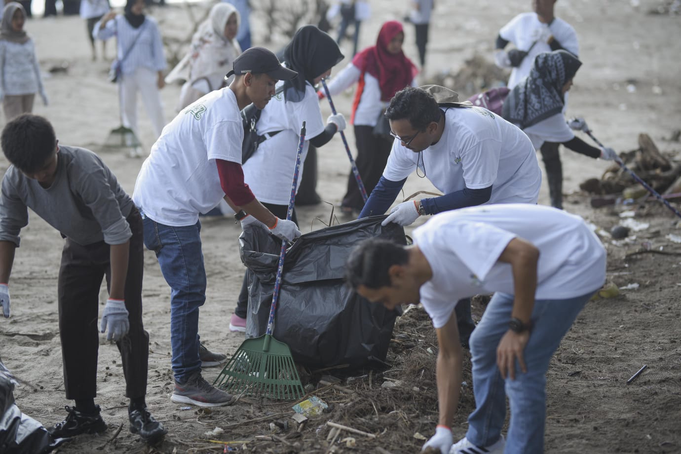 Peringati Hari Lingkungan Hidup, PLN Lakukan Aksi Bersih Pantai dan Sungai