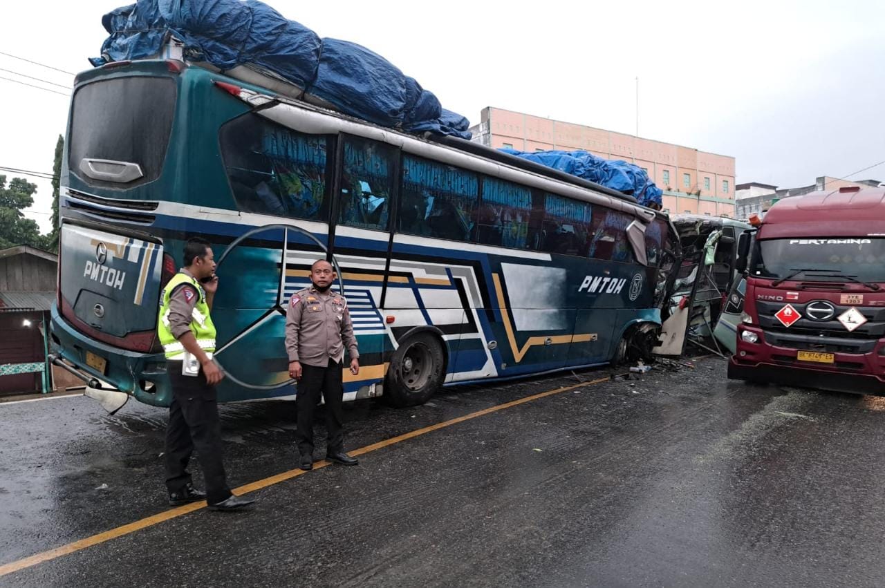 Laga Kambing Bus Intra vs PMTOH, Dua Sopir Luka-luka, Jalan Lintas Sumatera di Rohil Macet