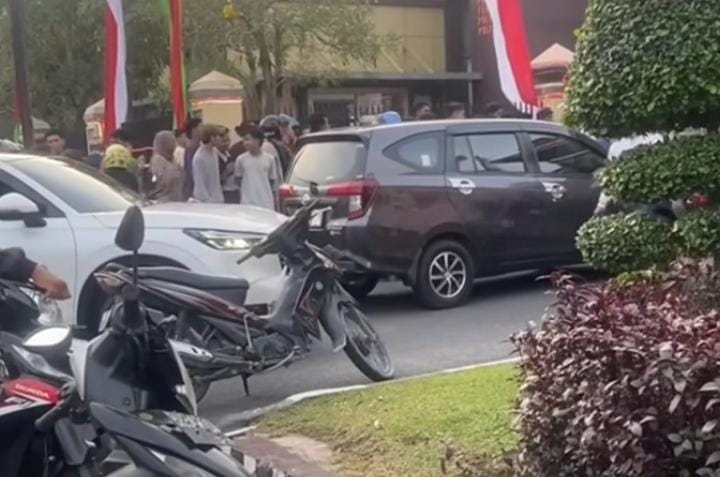 Viral Mobil Dikejar Massa Lalu Masuk ke Mapolda Riau