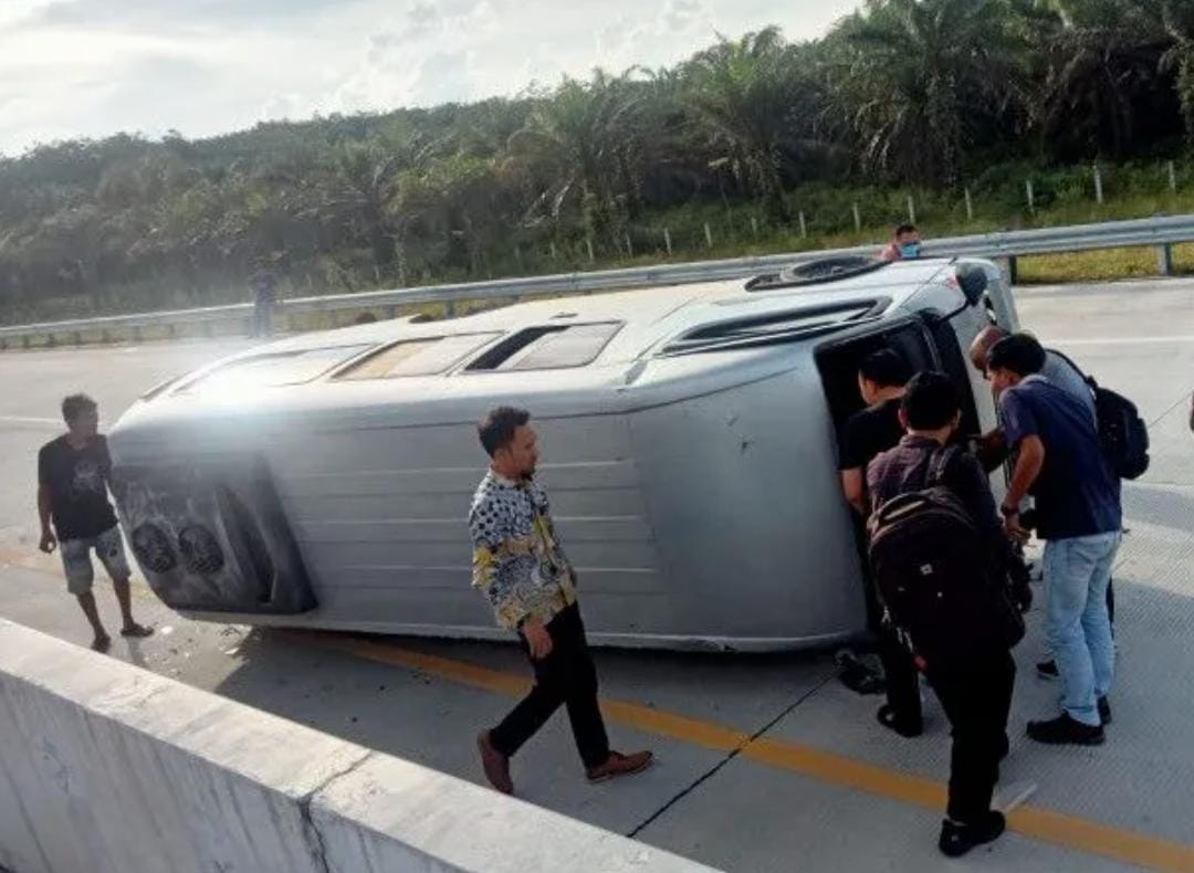 Mobil Bawa 8 Dosen Terguling di Jalan Tol Bangkinang-Pekanbaru, Ini Penyebabnya