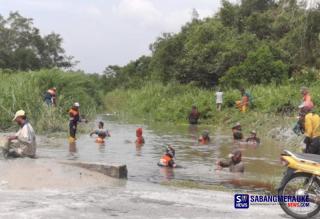 60 Personel Satgas DLH Rokan Hilir Masuk Parit Bersihkan Saluran Air yang Tersumbat, Suwandi: Mencegah Banjir dan Genangan!