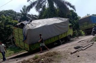 Truk Batu Bara Bikin Jalan Inhu-Kuansing Rusak, Ini Kata Dinas PUPR Riau