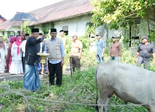 Bupati Rohil Bagikan Ratusan Paket Sembako dan Daging Kurban kepada Masyarakat serta Insan Pers 