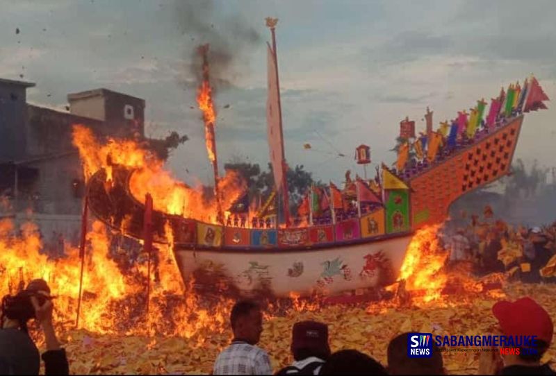 Festival Bakar Tongkang di Rohil, Dua Tiang Layar Kapal Jatuh ke Arah Laut