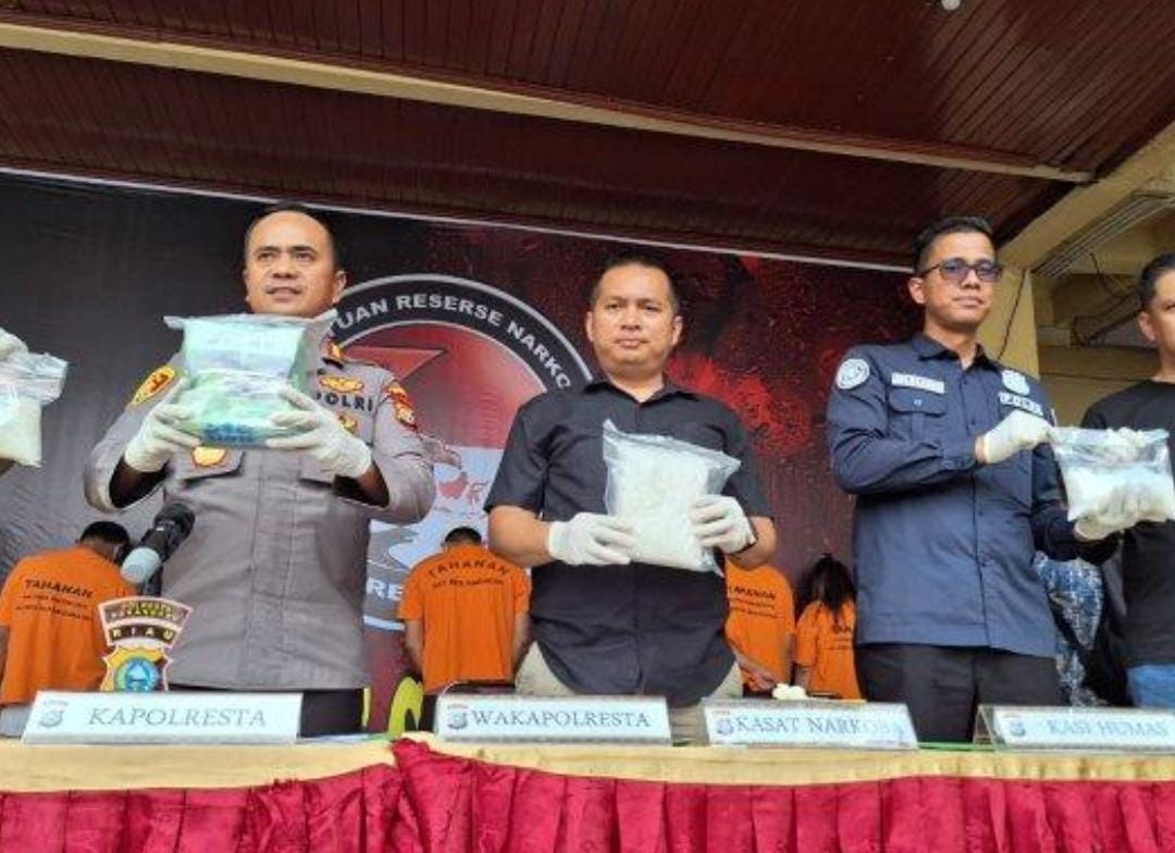 Bandar Narkoba dan Tunangannya di Pekanbaru Ditangkap, Polisi Sita 4 Kilogram Sabu