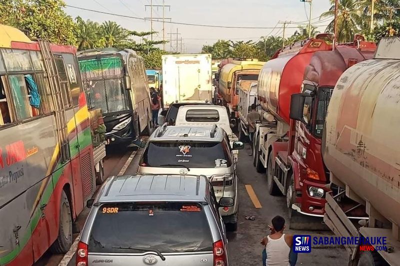 Jalan Lintas Sumatera di Rokan Hilir Macet Belasan Kilometer, Dipicu Truk Rusak di Jalan Rusak