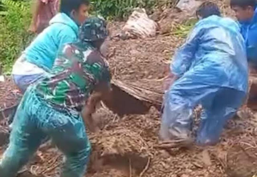 Mayat-mayat Terbungkus Kafan Keluar dari Liang Kuburan Akibat Banjir di Padang
